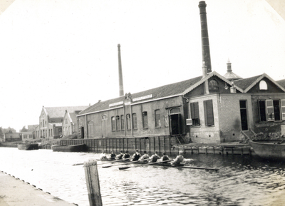 886138 Afbeelding van een kano in de Leidsche Rijn te Utrecht, ter hoogte van de fabrieksgebouwen van de Koninklijke ...